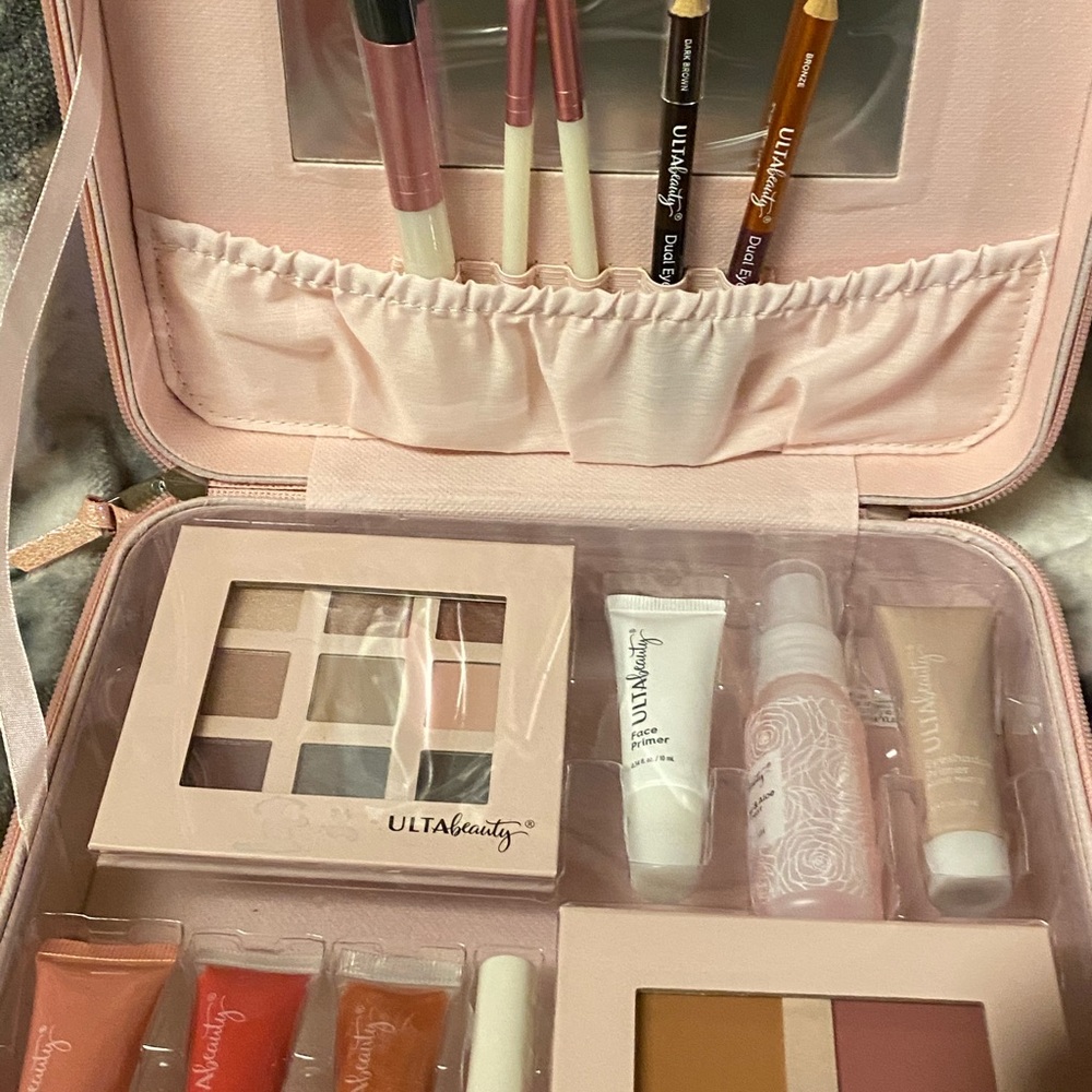 Makeup Kit - Picture 3 of 5